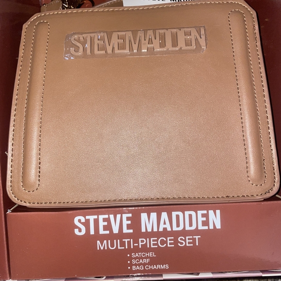 Steve Madden Multi-Piece Gift Set Satchel Strap Scarf Bag Charms NWT - Picture 3 of 12